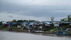 រូបឯកសារ៖ ផ្ទះ​ប្រជាពលរដ្ឋ​តាម​ដងទន្លេ​មេគង្គ​ត្រើយ​ខាង​កើត​ត្រូវ​បាន​ថត​ក្នុង​រាជធានីភ្នំពេញ​កាលពី​ថ្ងៃទី​១៤ ខែកក្កដា ឆ្នាំ២០១៩។ (ទុំ ម្លិះ/វីអូអេ)