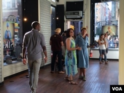 Sapreet Kaur, executive director of the Sikh Coalition, answers a woman’s questions about the Sikh Project in New York City. (E. Sarai/VOA)