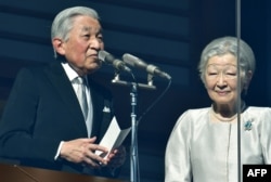 Kaisar Akihito bersama Permaisuri Michiko saat menyampaikan Pesan Tahun Baru terakhir dari Istana Imperial, Tokyo, 2 Januari 2019 lalu (foto: dok).