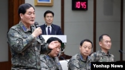 8일 한국 국방부에서 최근 추락한 소형 무인기 3대에 대한 한미공동조사 결과를 발표한 가운데, 이성열 합참 전략무기기술정보과장이 기자들의 질문에 답하고 있다.