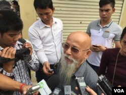 Lao Mong Hay, political analyst spoke to reporters about political climate in Cambodia on January 25, 2017. (Hul Reaksmey/VOA Khmer)