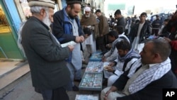 کابل کې صرافان وايي له کله څخه چې جمهو ر رئیس ټرمپ پرخپلو بهرنیو مرستو باندې د دریو میاشتو لپاره بندیز لګولی ورسره په افغانستان کې هم د افغانۍ پر وړاندې د ډالر بیه هم پورته شوې ده. 