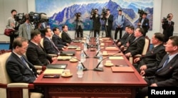 조명균 한국 통일부 장관(왼쪽 세번째)과 리선권 북한 조국평화통일위원회 위원장(오른쪽 세번째) 등이 참석한 가운데 1일 판문점 평화의집에서 '남북고위급회담'이 열리고 있다.