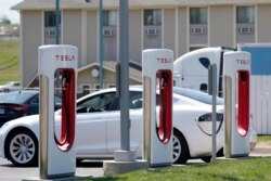ARHIVA - Električno vozilo kompanije Tesla puni bateriju u Topiki, u Kanzasu, raije ove godine