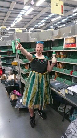 Glen Walton berdandan seperti seorang putri saat bekerja.