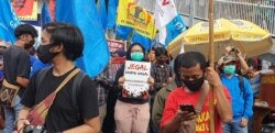 Para peserta aksi yang menolak omnibus law Cipta Kerja di Depan Gedung DPR, Jakarta, Kamis (16/7/2020). (VOA/Sasmito)