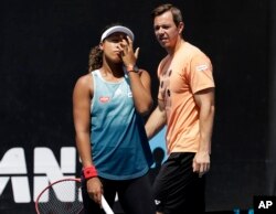 지난달 25일 호주오픈테니스 챔피언쉽이 열리는 호주 멜버른에서 오사마 나오미 선수와 사샤 바진(Sascha Bajin) 코치가 훈련을 하고 있다.