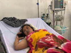 ​អ្នកស្រី​ ឈន ផល្លី​ អាយុ​៣៦​ឆ្នាំ​ ដែលជាជនរងគ្រោះម្នាក់នៅក្នុងការបាក់អគារនៅក្រុងកែប ខេត្តកែបកាលពីថ្ងៃសុក្រ ទី០៣ ខែមករា ឆ្នាំ២០២០។ (ខាន់ សុគុំមនោ/VOA)