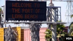 资料照片：欢迎来到加州长滩港的公路标志。（美国之音国符拍摄）