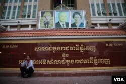 រូបឯកសារ៖ ស្រ្តី​ម្នាក់​អង្គុយ​និយាយ​ទូរស័ព្ទ​នៅ​មុខ​សាលា​ដំបូង​រាជធានី​ភ្នំពេញ កាល​ពី​ល្ងាច​ថ្ងៃសៅរ៍ ទី៣០ ខែមេសា ឆ្នាំ២០១៦ ក្រោយ​ពេល​ដែល​មន្ត្រី​ផ្នែក​អង្កេត​ជាន់​ខ្ពស់​របស់​សមាគម​សិទ្ធិមនុស្ស​អាដហុក​ចំនួន​បួន​រូប និង​អគ្គ​លេខា​ធិការ គ.ជ.ប. នី ចរិយា ត្រូវ​បាន​អង្គភាព​ប្រឆាំង​អំពើ​ពុក​រលួយ​បញ្ជូន​មក​បង្ហាញ​ខ្លួន​នៅ​ចំពោះ​មុខ​តំណាង​អយ្យការ។ (អូន ឆេងប៉រ/ VOA)