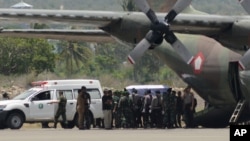 Jenazah para korban kecelakaan helikopter TNI-AD di Poso, diangkut dengan pesawat dari Palu, Sulawesi Tengah, untuk diterbangkan ke Jakarta, Senin (21/3).