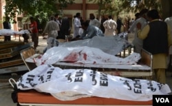 Victims of suicide bombing targeting a hospital in Quetta, Pakistan lie on stretchers, August 8, 2016. (Photo: H. Samsor for VOA)