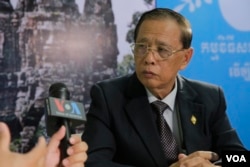 រូបឯកសារ៖ លោក​ សុខ​ ឥសាន​ អ្នក​នាំពាក្យ​គណបក្ស​ប្រជាជន​កម្ពុជា​ ថ្លែង​ប្រាប់​ VOA Khmer​ អំពីលទ្ធផល​នៃការ​បោះឆ្នោត​ឃុំ-សង្កាត់ អណត្តិទី៤​ នៅ​ទីស្នាក់ការ​គណបក្ស​ប្រជាជន​កម្ពុជា នៅរាជធានីភ្នំពេញ,​ ថ្ងៃទី០៥​ ខែមិថុនា​ ឆ្នាំ២០១៧។ (ហ៊ាន​ សុជាតា​/ VOA)