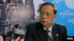 Sok Eysan, spokesman of Cambodian People Party (CPP), talked to a VOA Khmer reporter about the result of the June 4th commune election at the party's headquarters, in Phnom Penh, Cambodia, June 05, 2017. (Hean Socheata/VOA Khmer)