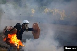 Opposition supporters clash with security forces during a rally against Venezuela's President Nicolas Maduro in Caracas, Venezuela, May 20, 2017.