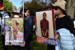 រូបឯកសារ៖ បាតុករ​កាន់​ផ្ទាំង​បដា​ដែល​មាន​រូប​លោក រ៉ុង ឈុន មេដឹកនាំសហជីព​ និង​យុវជន​ដែល​បាន​ជាប់​ពន្ធនាគារ​ដោយ​សារ​ការ​បញ្ចេញ​មតិ​រិះគន់​តាម​បណ្តាញ​សង្គម ក្នុង​អំឡុង​បាតុកម្ម​មួយ​នៅ​រដ្ឋធានី​វ៉ាស៊ីនតោន កាល​ពី​ថ្ងៃ​ទី​២២ ខែ​តុលា ឆ្នាំ​២០២១។ (ម៉ែន គឹមសេង/វីអូអេ)