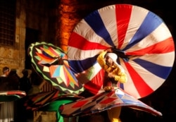 Penari tradisional Mesir menampilkan Tanoura, tarian Sufi versi Mesir, pada bulan suci Ramadan, di Istana Al Ghouri di kawasan Islam kuno Kairo, Mesir, 7 Juni 2018. (REUTERS/Amr Abdullah Dals)