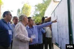 អ្នក​សង្កេតការណ៍​អន្តរជាតិ​ ចុះត្រួតពិនិត្យ​ការិយា​ល័យ​បោះឆ្នោតនៅក្នុង​សង្កាត់​តាខ្មៅ​ ជាទីតាំង​ការិយាល័យ​ ដែល​លោកនាយក​រដ្ឋមន្ត្រី ហ៊ុន​ សែន​ ទៅបោះឆ្នោតនៅ ខេត្ត​កណ្តាល​នៅថ្ងៃទី​០៤​ ខែ​មិថុនា​ ឆ្នាំ២០១៧។ (ខាន់​ សុគុំមនោ​/ VOA)