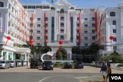 សណ្ឋាគារ​វិមានខ្សាច់មាសនៅក្រុង​ព្រះសីហនុ​ ដែល​ត្រូវបាន​បន្ថែម​ដោយ​កាស៊ីណូ ដើម្បីស្វាគមន៍​ភ្ញៀវ​ទេសចរ​ចិន ដែលមានការ​កើន​ឡើង​យ៉ាង​គំហុក (ស៊ុន ណារិន/VOA)