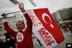 A man walks with a national flag that reads "YES" in Istanbul, April 4, 2017. Turkey is heading to a contentious April 16 referendum on constitutional reforms to expand Turkey's President Recep Tayyip Erdogan's powers.