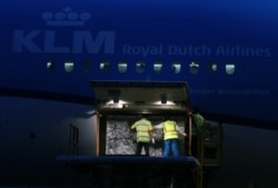 Vaksin COVID-19 AstraZeneca tiba di Bandara Internasional Soekarno-Hatta, Tangerang, pinggiran Jakarta, 8 Maret 2021. (Muhammad Iqbal / Antara)