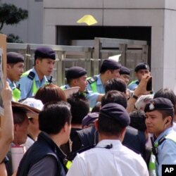 中联办大楼前维持秩序的警察与抗议民众