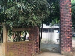 ខ្លោងទ្វារខាងមុខផ្ទះរបស់លោក មាស មុត ក្នុងឃុំតាសាញ់ ស្រុកសំឡូត ខេត្តបាត់ដំបង។ (ស៊ុន ណារិន/VOA Khmer)