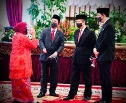 Tri Rismaharini, Wali Kota Surabaya, yang baru dilantik menjadi Menteri Sosial berbincang dengan beberapa menteri lainnya, di Istana Negara, Rabu, 23 Desember 2020. (Foto: Biro Pers Sekretariat Presiden)