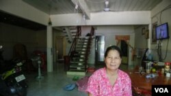 លោក​ស្រី ហាក់ បុប្ផា អាយុ​៥៤​ឆ្នាំ ជា​ពលរដ្ឋ​រស់​នៅ​ក្នុង​បុរី​១០០​ខ្នង​។ លោក​ស្រី​បាន​មក​ចាប់​ផ្ទះ​រស់​នៅ​ក្នុង​បុរី​នេះ​ ចាប់​តាំង​ពី​ឆ្នាំ​១៩៧៩​ ក្រោយ​សម័យ​ប៉ុលពត​មក​ម្ល៉េះ។ (នូវ​ ពៅលក្ខិណា/VOA)