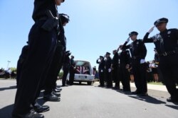 មន្ត្រី​ប៉ូលិស​គោរព​មឈូស​សព​លោក ជីមមី អ៊ីន​ (Jimmy Inn) នៅ​ឯ​ពិធី​បុណ្យ​សព​កូន​ ដែល​ត្រូវ​រៀបចំ​ដោយស្នងការដ្ឋានប៉ូលិស​ក្រុង Stockton នៅ​ឯ​ព្រះវិហារ Christian Life Center នៅ​ក្រុង Stockton កាល​ពី​ថ្ងៃ​ទី​១៩ ខែ​ឧសភា ឆ្នាំ​២០២១។ (Facebook/Stockton Police Department)