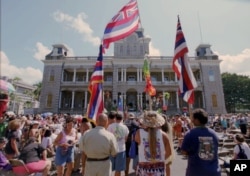 Gavayi monarxiyasi tugatilganiga yuz yil to'lishi munosabati bilan tub aholi namoyishga chiqdi. Gonolulu, 12-avgust, 1998.