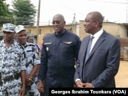 Le ministre de la sécurité en visite à Abobo ce jeudi pour encourager les forces de sécurité, à Abidjan, le 8 juin 2017. (VOA/Georges Ibrahim Tounkara)
