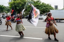 Aksi unjuk rasa mahasiswa Papua untuk kemerdekaan provinsi Papua, di markas polisi di Surabaya, 1 Desember 2021, bertepatan dengan hari jadi Gerakan Papua Merdeka (OPM). (Juni KRISWANTO / AFP)