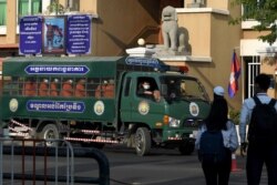 រូបឯកសារ៖ រថយន្តដឹកអ្នកទោសជាច្រើននាក់រួមមានសមាជិកគណបក្សសង្គ្រោះជាតិដែលត្រូវបានតុលាការកំពូលរំលាយ និងលោក រ៉ុង ឈុន មេដឹកនាំសហជីព បានមកដល់តុលាការរាជធានីភ្នំពេញ កាលពីថ្ងៃទី១៥ ខែមករា ឆ្នាំ២០២១។