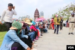 ក្រុមកម្មករ​កម្មការិនី​រាប់រយ​នាក់ ​មក​ពី​រោងចក្រ W&D Cambodia Co., LTD បាន​ប្រមូល​ផ្ដុំ​គ្នា​តវ៉ាមុខ​គេហដ្ឋាន​របស់​លោក​នាយក​រដ្ឋ​មន្ត្រី ហ៊ុន សែន ទាមទារ​ឲ្យរោងចក្រ​ទទួល​យក​កម្មករ​ជាង​១ពាន់​នាក់​ចូល​ធ្វើការ​វិញ នៅ​ថ្ងៃទី​១៨ ខែមីនា ឆ្នាំ​២០១៩។ (កាន់ ​វិច្ឆិកា/VOA)