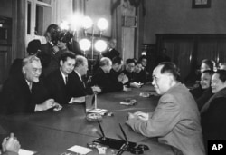 1957年11月在莫斯科，毛泽东主席、邓小平和苏联部长会议主席布尔加宁会谈。