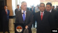 U.S. Defense Secretary Jim Mattis, left, Talks to reporters at a joint conference with his Indonesian counterpart Ryamizard Ryacudu in Jakarta, Indonesia, Tuesday, Jan. 23, 2018. (W. Gallo.VOA)