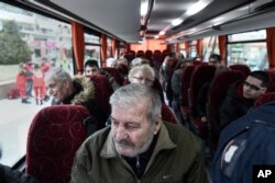 Warga distrik Kordelio dievakuasi dengan bus setelah pihak berwenang memerintahkan kawasan tersebut dievakuasi untuk menjinakkan bom Perang Dunia Kedua, di Thessaloniki, Yunani, 12 Februari 2017.