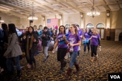 爱奥华大学年轻学生为希拉里·克林顿选战服务。（美国之音记者方正拍摄）