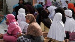 Perempuan Aceh menghadiri sholat massal untuk para korban tsunami di Banda Aceh (foto: ilustrasi).