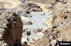FILE - Laborers work at the Grand Renaissance Dam in Guba Woreda, Benishangul Gumuz region, Ethiopia, March 16, 2014
