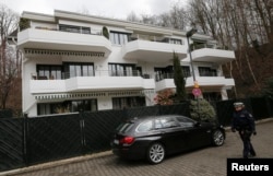 Police officers walk next to the apartment believed to belong to Germanwings co-pilot Andreas Lubitz in Duesseldorf March 27, 2015. The German pilot believed to have deliberately crashed a plane in the French Alps killing 150 people broke off his training