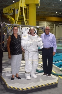 یاسمین مقبلی در کنار پدر و مادرش