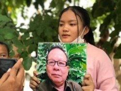 កញ្ញា ហេង ម៉ូរ៉ូឡា សុំឲ្យអង្គមហាក្សត្រ​ដោះលែង​ឪពុកនាងដែលកំពុងជាប់ឃុំ​ក្នុង ពន្ធនាគារ​។ (ហ៊ុល រស្មី/វីអូអេ)