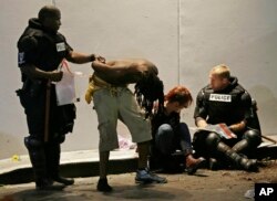 Policija privodi dvoje ljudi u centru grada tokom protesta