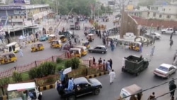 Taliban mengibarkan bendera Taliban di belakang sebuah truk pickup di daerah Pashtunistan Square di Jalalabad, Afghanistan, 15 Agustus 2021. (Foto: Situs web media sosial via REUTERS )