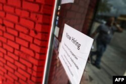 지난 2016년 미국 플로리다주 마이애미의 사업장 창문에 채용공고 문구가 적혀있다.