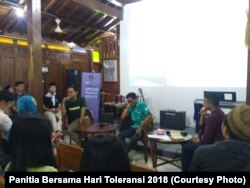 Peneliti Remotivi, Firman Imadudin (kiri), mengatakan media mengikuti logika pasar sehingga memproduksi konten yang condong menyenangkan kelompok mayoritas, Sabtu, 17 November 2018. (Foto: Panitia Hari Toleransi 2018)