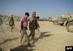 Mintagaqa tez-tez safar qilgan Richard Xolbruk “afg’onlarni hech narsa qilishga majburlay olmaymiz”, der edi. "Masalani harbiy yo'l bilan hal eta olmaymiz",- degan u.