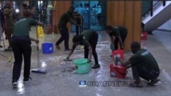 Yadda ma'aikata suka yi ta hidimar kwarfe ruwan da ya taru a majalisar (Facebook/ Channels TV)